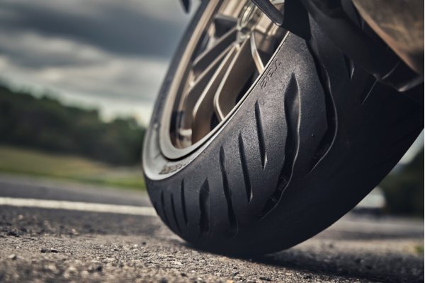 A Bridgestone új motorabroncsai magasabb szintekre emelik a motorozást