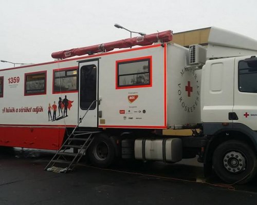 Már Hipernettel száguld a Vöröskereszt véradó kamionja