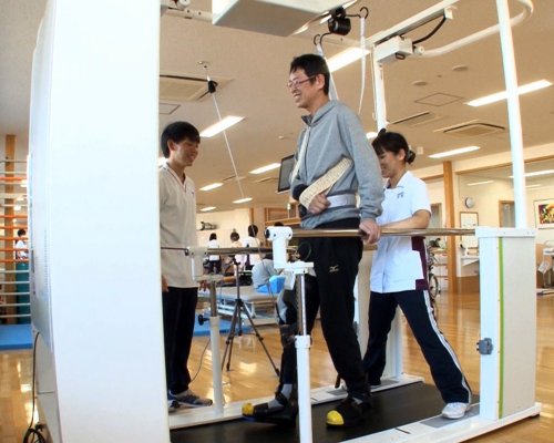 Japánban hamarosan kölcsönözhető lesz a Toyota új rehabilitációs segédrobotja