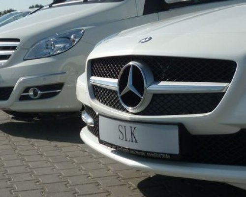 Európa egyik legmodernebb Mercedes-Benz márkakereskedése nyílt meg Jászberényben
