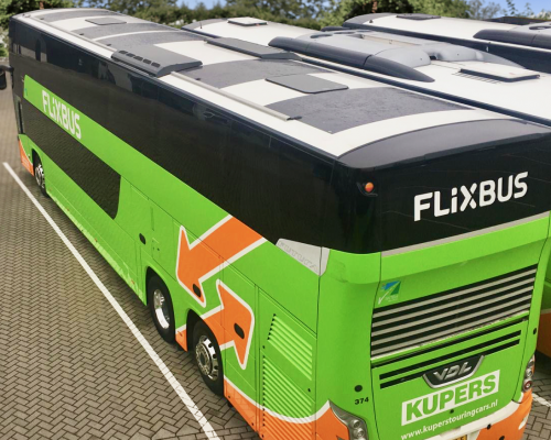 Buszra szerelt napelemekkel csökkenti a szén-dioxid-kibocsátást a FlixBus