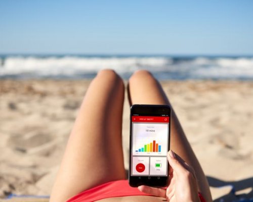 Vodafone: Szól a sapka, ha elkóborol a gyerek, a fürdőruha pedig figyelmeztet az UV sugárzásra